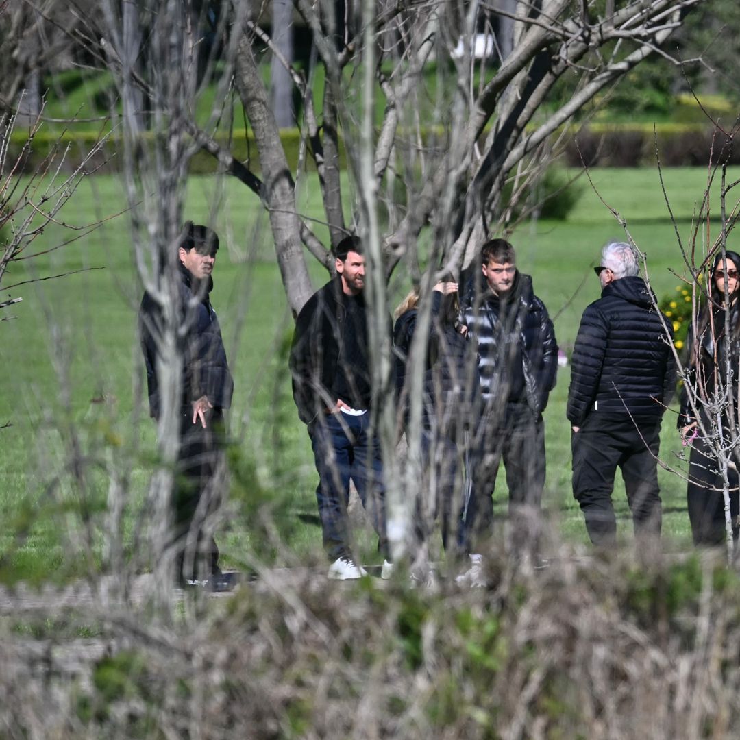La estrella del fútbol argentino Lionel Messi (2-I), su esposa Antonela Roccuzzo (3-D) y familiares asisten al funeral de su padre, Jorge Messi, en el cementerio El Prado, en las afueras de Rosario, provincia de Santa Fe, Argentina, el 9 de agosto de 2026. Foto: AFP